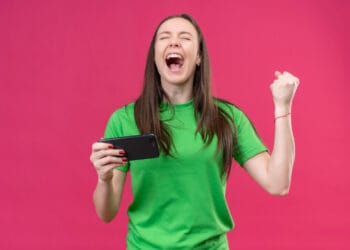 Warum CS:GO/CS2 eSports-Wetten 2 Junges Mädhcne freut sich beim Spielen