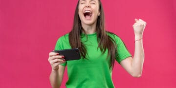 Junges Mädhcne freut sich beim Spielen