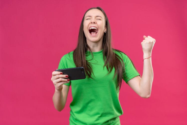 Junges Mädhcne freut sich beim Spielen